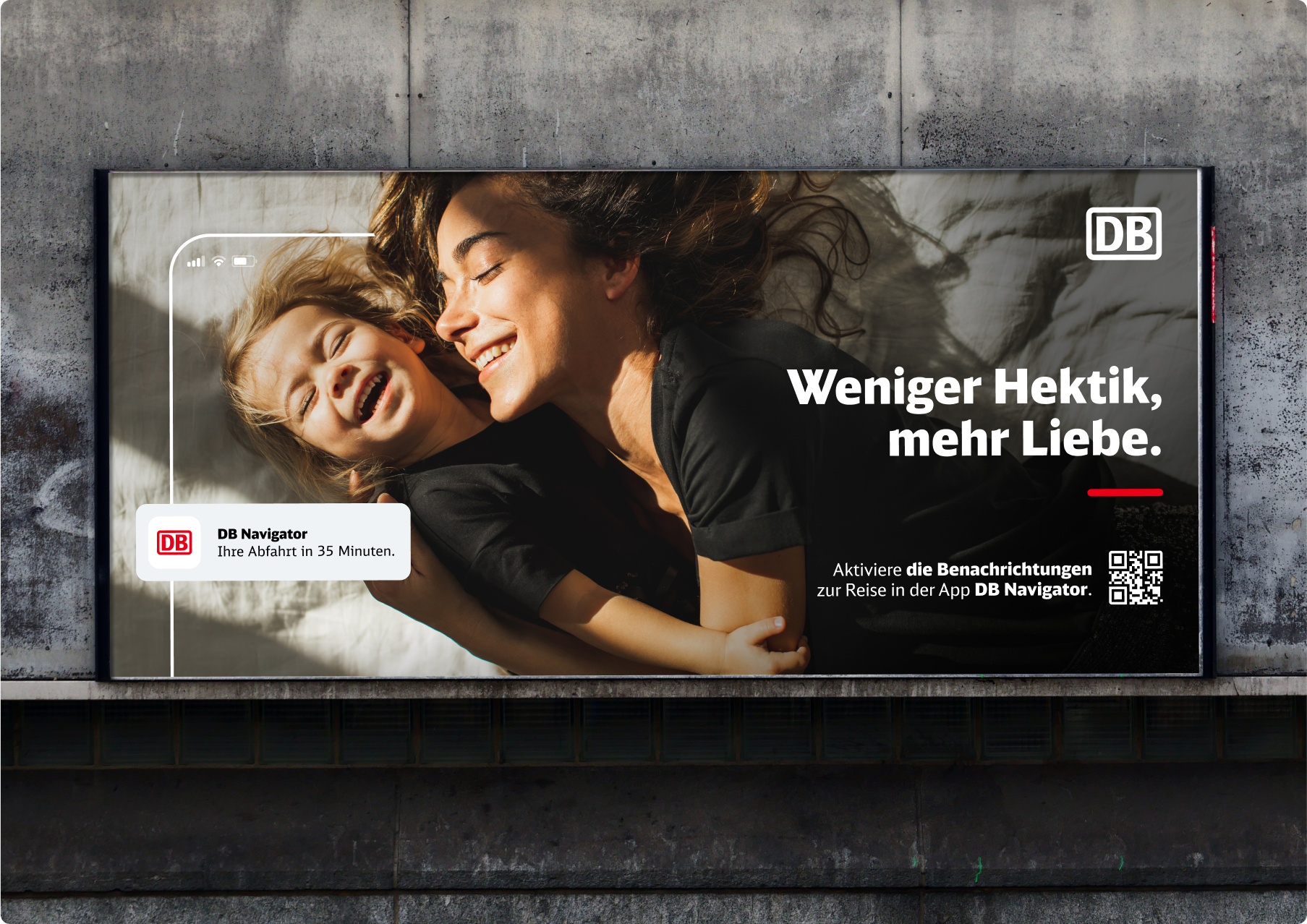 Mutter und Kind liegen lachend im Bett. Text auf Plakat: „Weniger Hektik, mehr Liebe.“ – DB Werbung.