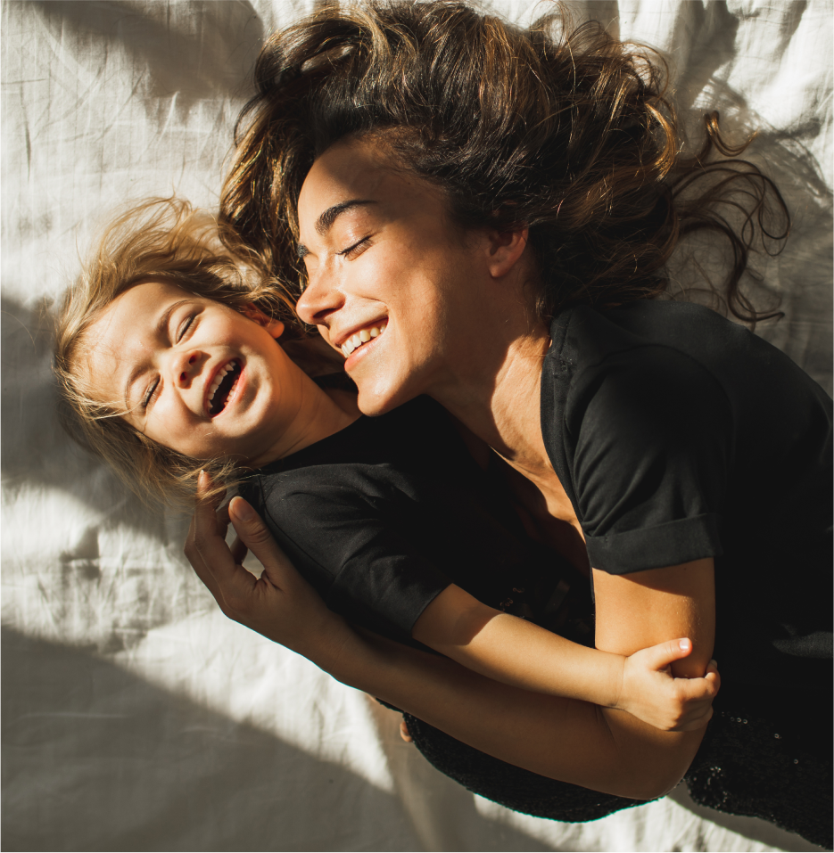 emotionales Bild, Frau kuschelt Kind